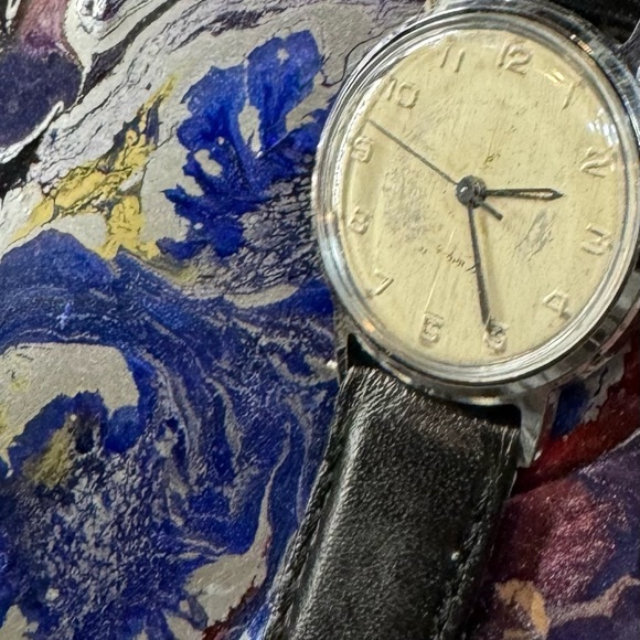 Running manual distressed watch - Picture 8 of 12